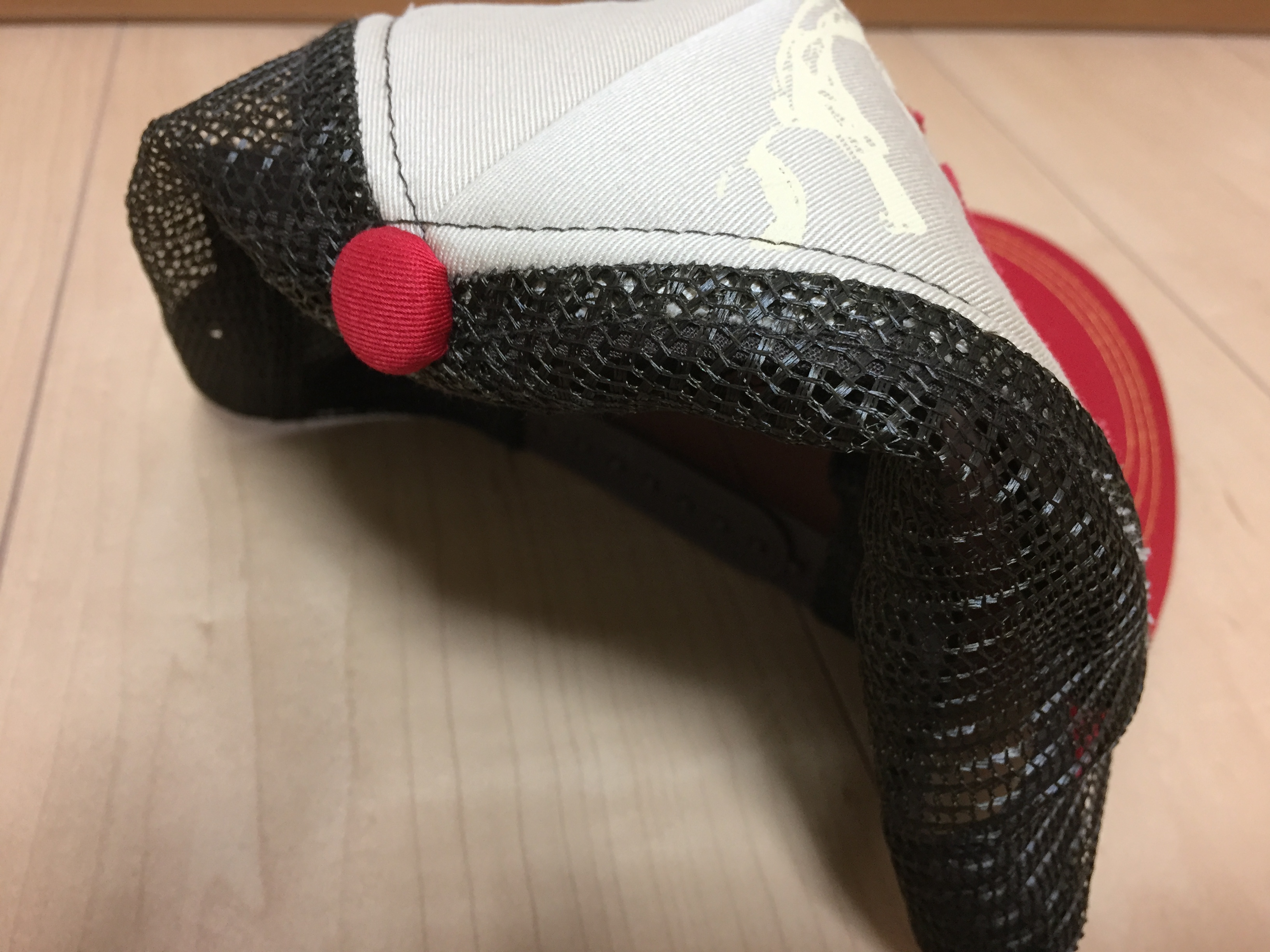 キャップを折り曲げた様子