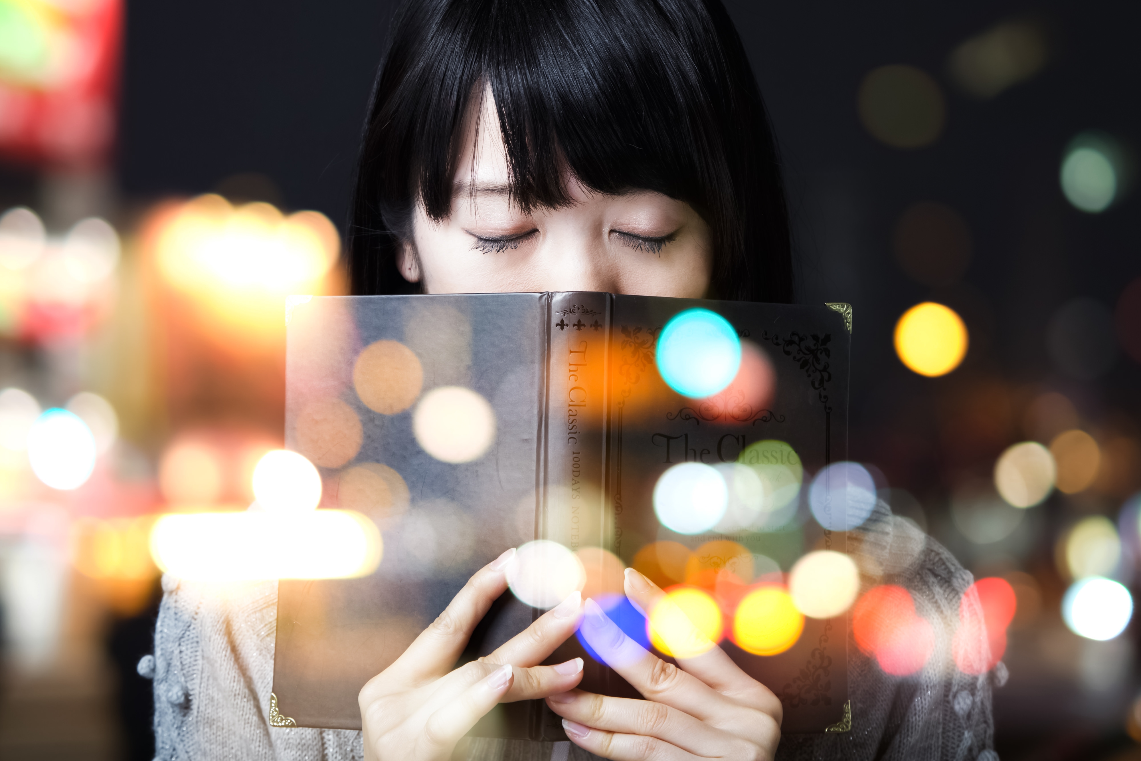 目を閉じる女性