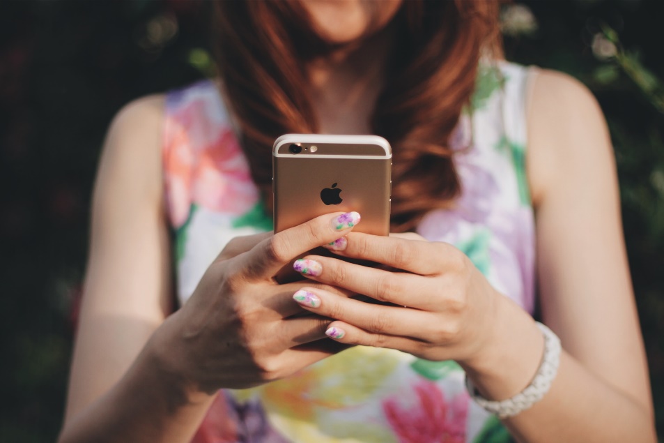 評価コメントを打つ姿