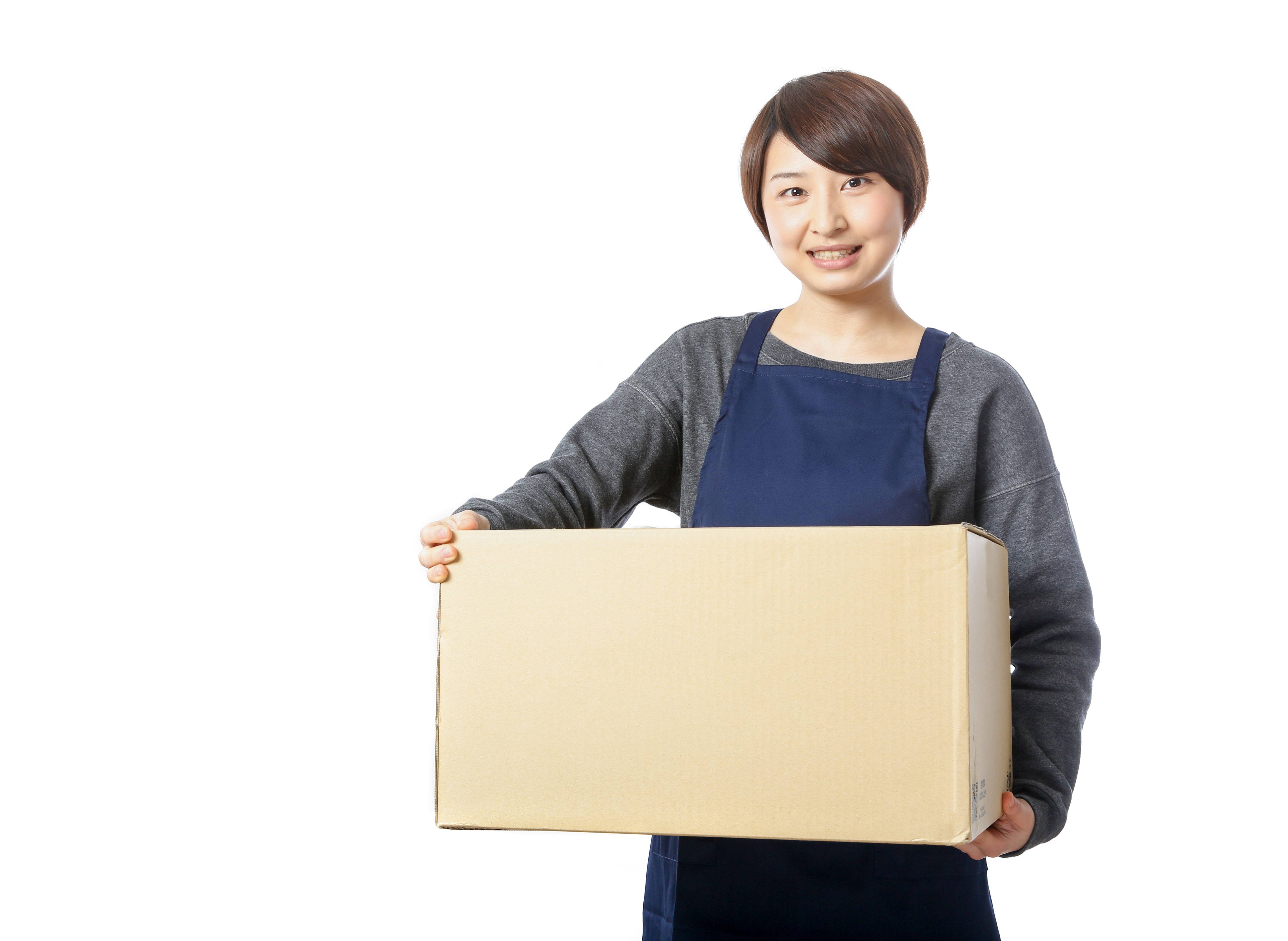 無料の段ボールに不用品を詰める