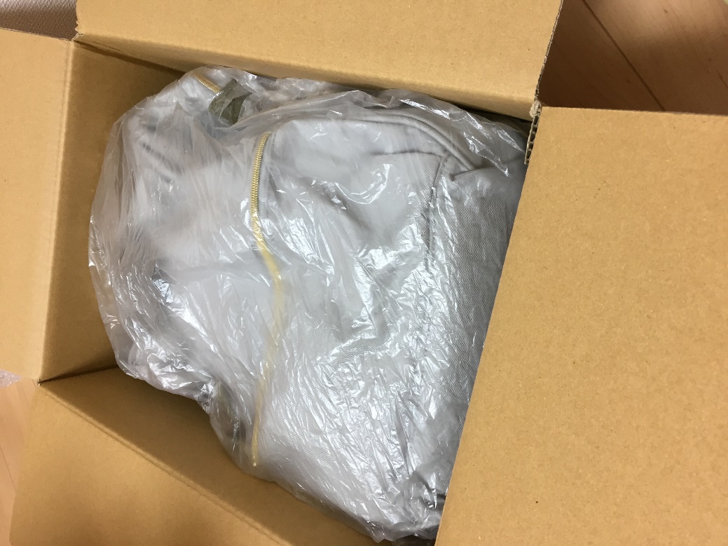 メルカリ出品のリュックを段ボールへ入れる