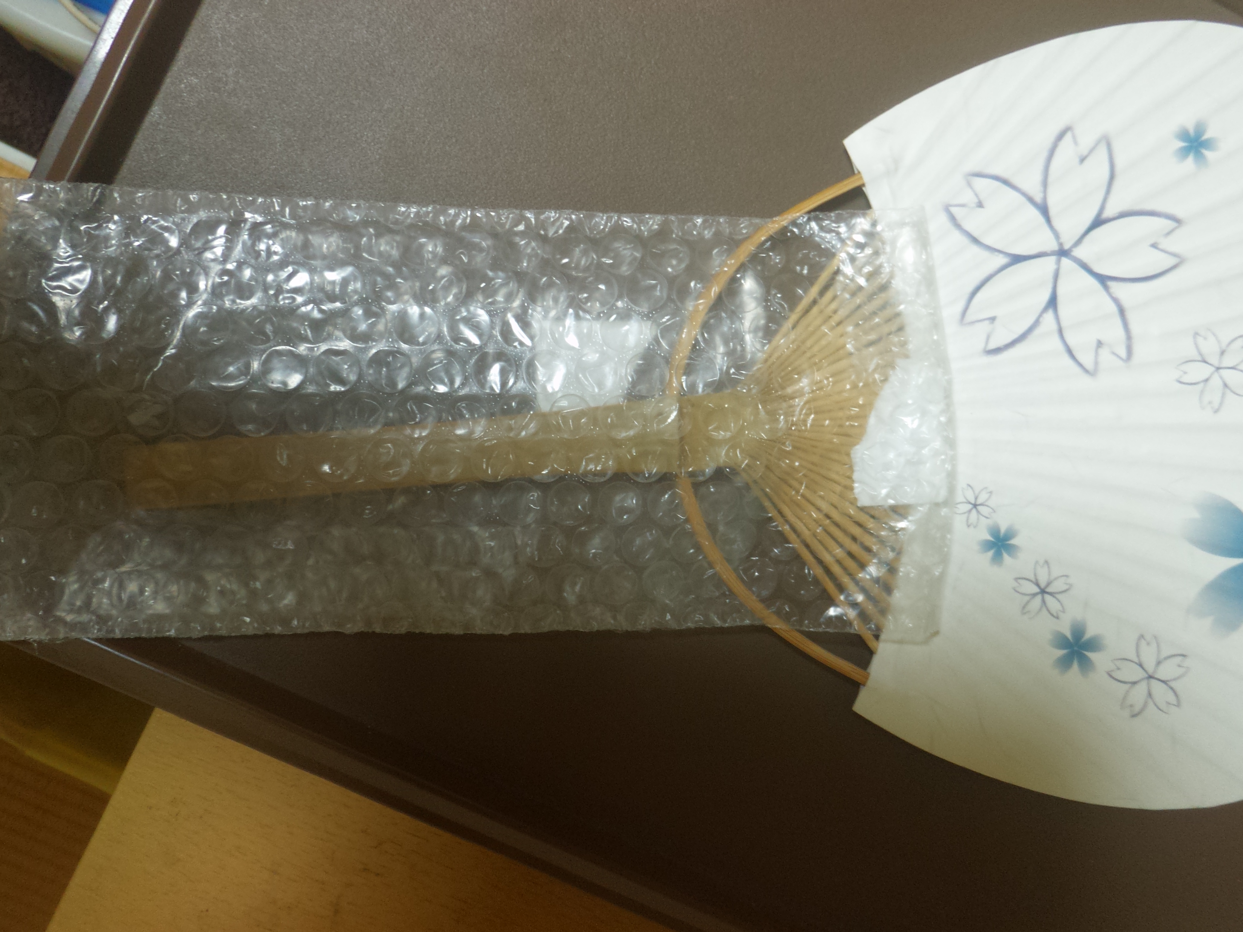 うちわの取っ手を包装