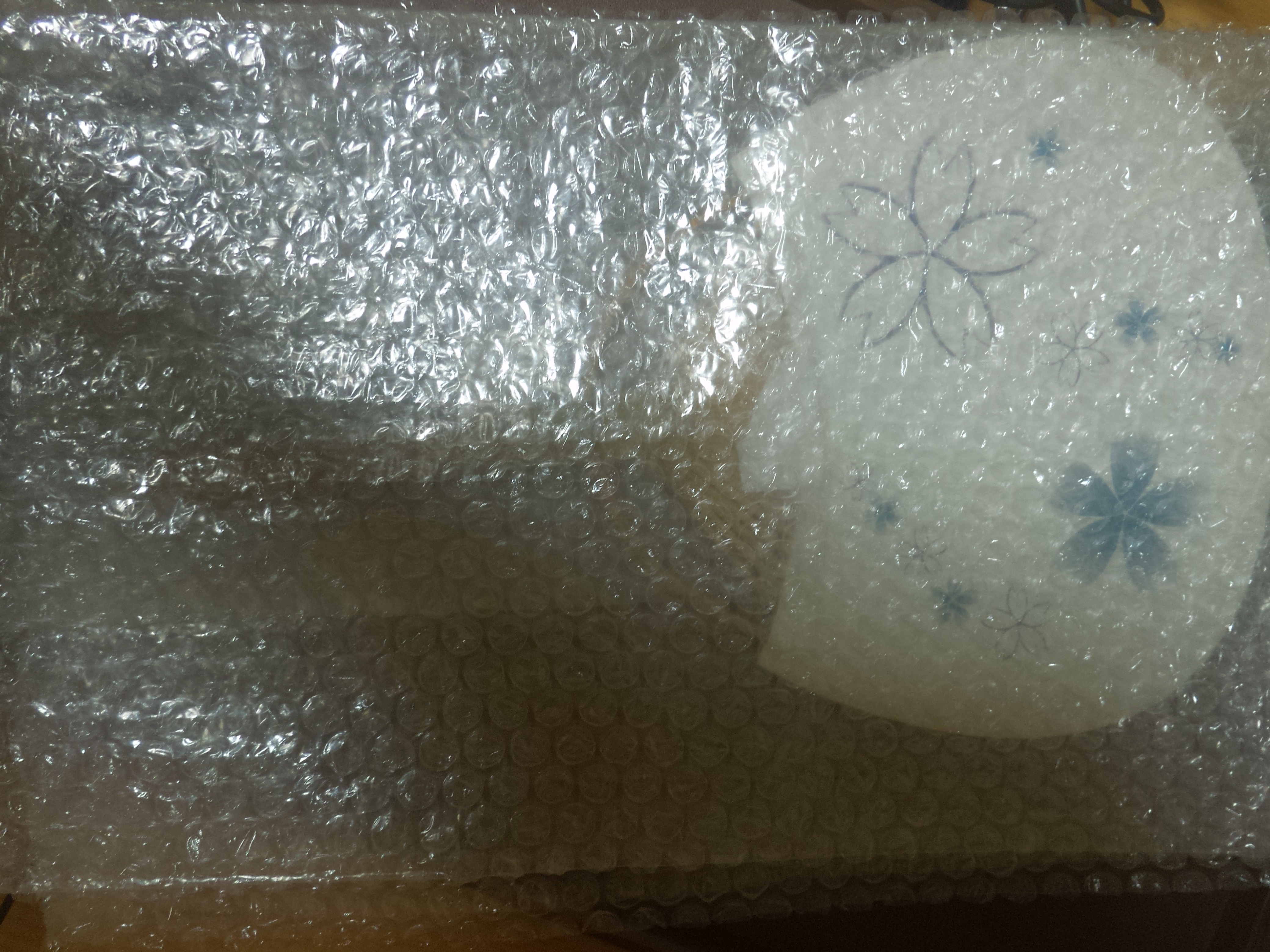 うちわをプチプチで全体梱包