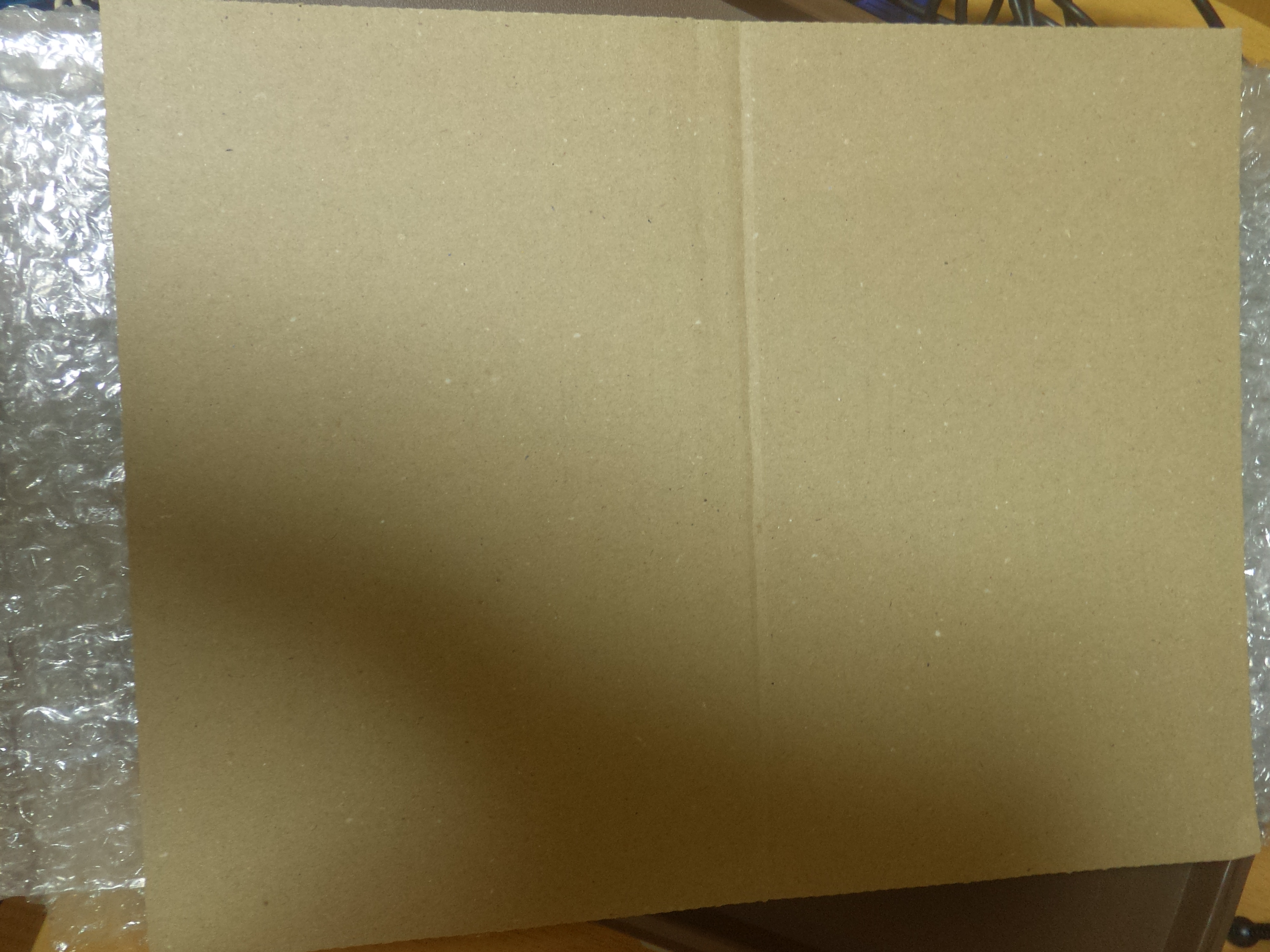 段ボールでうちわを包む