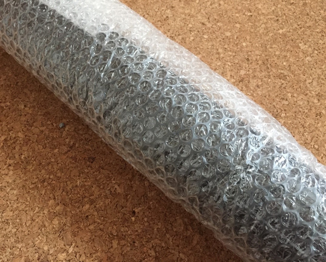 ポスターをプチプチで包装